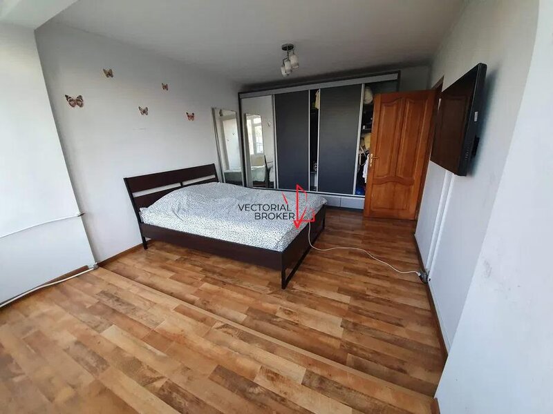 Titan, Piata Minis, apartament 3 camere, decomandat