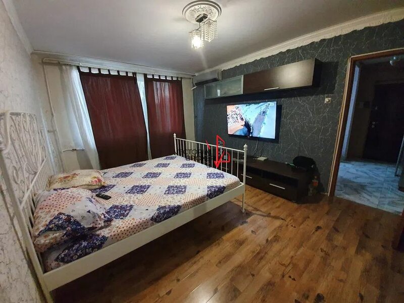 Titan, Piata Minis, apartament 3 camere, decomandat