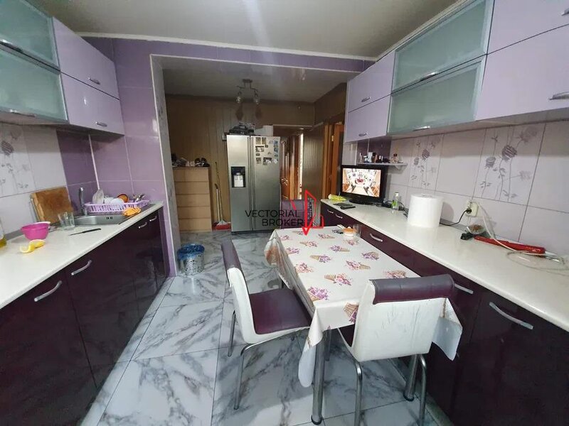 Titan, Piata Minis, apartament 3 camere, decomandat